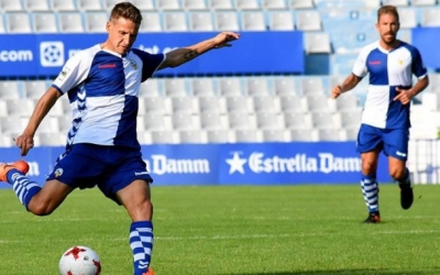 Marc Martínez prova un xut en un dels partits d'aquesta temporada a la Nova Creu Alta | Críspulo Díaz